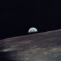 250px-Apollo_10_earthrise.jpg