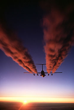 250px-C-141_Starlifter_contrail.jpg