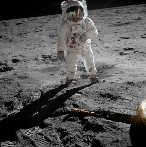 800px-Aldrin_Apollo_11_original.thumb.jpg.c9bab195b0156d22dd44e38c47483802.jpg