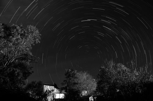 1er_star_trail_Tokina_tiff_2do_metPS_ByN.jpg