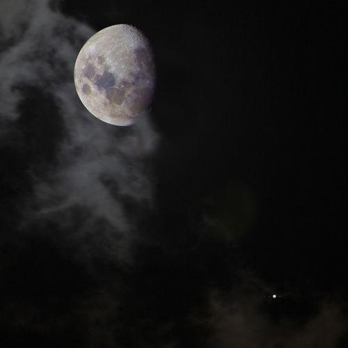 Luna_Jupiter_con_nubes.jpg